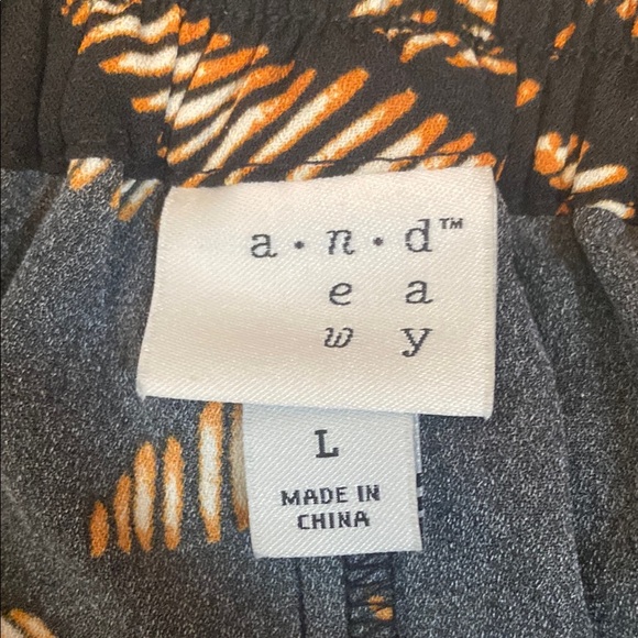 Black and Tan Leaf Print Ankle Pants - Picture 6 of 7